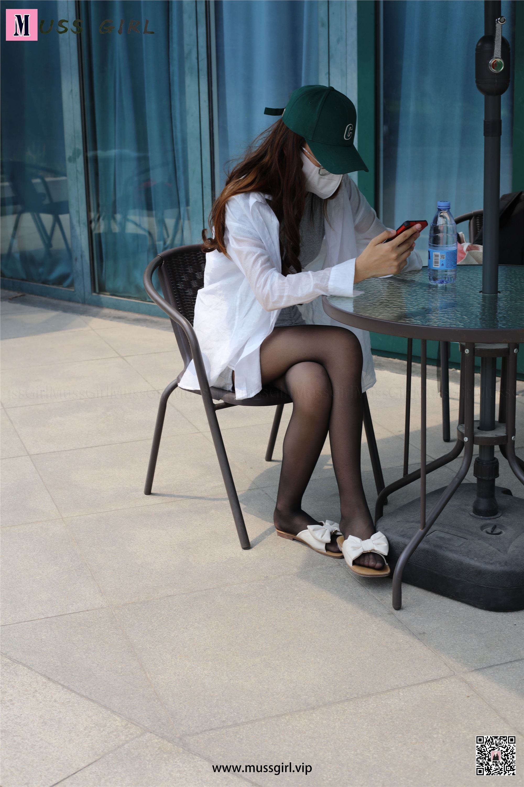 MussGirl慕丝女郎  NO.217 咖啡厅门前的热裤黑丝